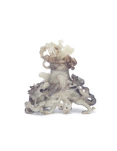 Load image into Gallery viewer, A black and white jade vase and cover 19th century