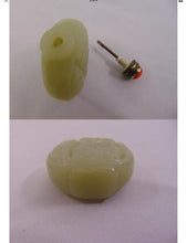 Load image into Gallery viewer, Chinese 19th century Carved Jade Snuff Bottle..