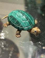 Load image into Gallery viewer, Vintage 18ct Gold and Sapphires Malachite Carved Tortoise Brooch